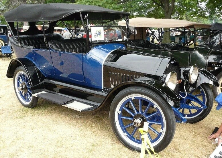 Chevrolet L Series, one of the first cars to feature Chevy Bowtie logo